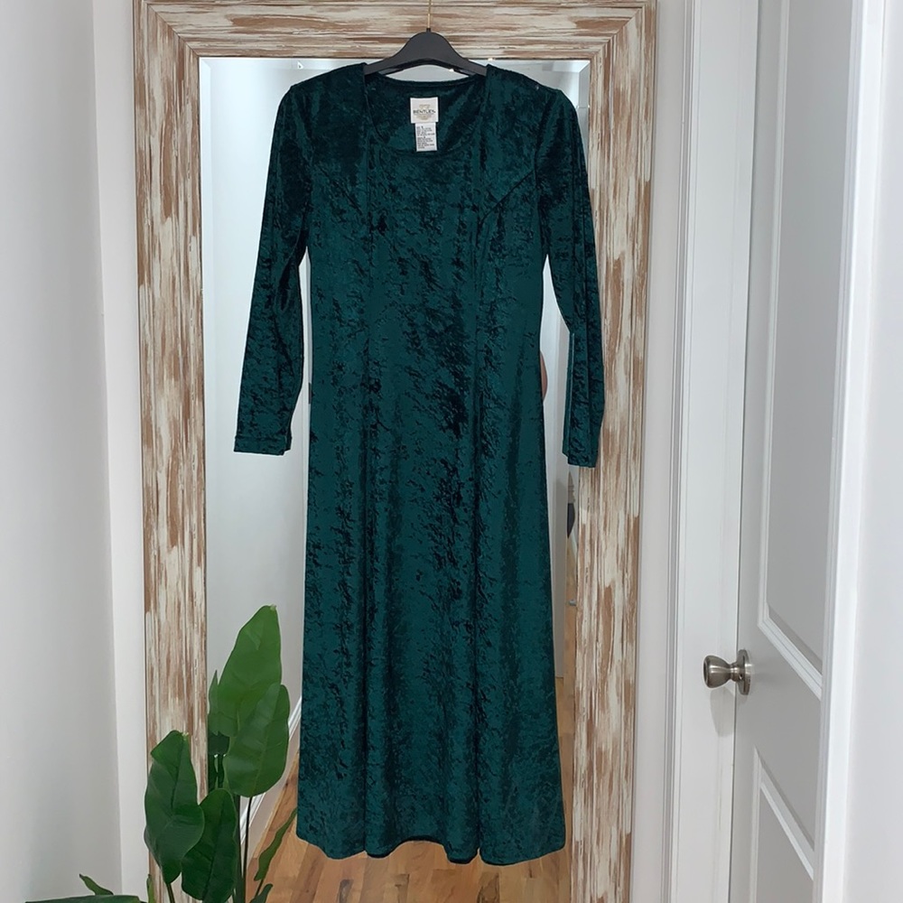 Perfect holiday dress!! Vintage emerald green crushed velvet dress